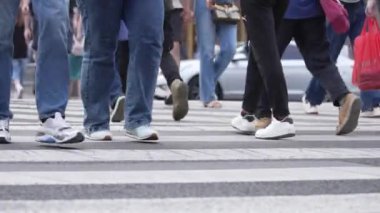 KYIV, UKRAINE 21 Ekim 2024: Yaya geçidindeki kalabalık, ağır çekim