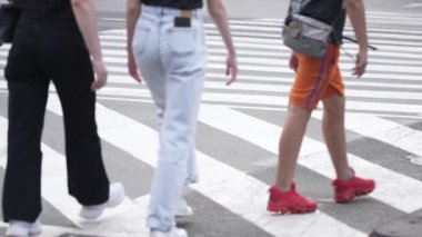 KYIV, UKRAINE 21 Ekim 2024: Yaya geçidindeki kalabalık, ağır çekim