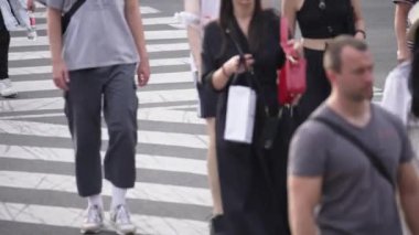 KYIV, UKRAINE 21 Ekim 2024: Yaya geçidindeki kalabalık, ağır çekim