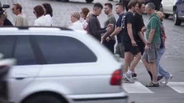 KYIV, UKRAINE 21 Ekim 2024: Yaya geçidindeki kalabalık, ağır çekim