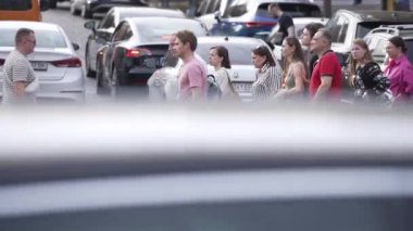 KYIV, UKRAINE 21 Ekim 2024: Yaya geçidindeki kalabalık, ağır çekim