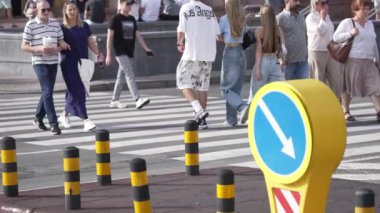 KYIV, UKRAINE 21 Ekim 2024: Yaya geçidindeki kalabalık, ağır çekim