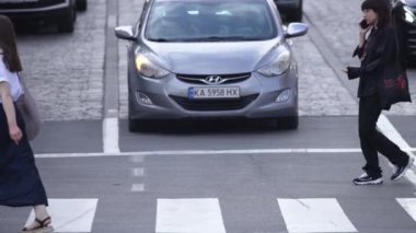 KYIV, UKRAINE 21 Ekim 2024: Yaya geçidindeki kalabalık, ağır çekim