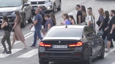 KYIV, UKRAINE 21 Ekim 2024: Yaya geçidindeki kalabalık, ağır çekim