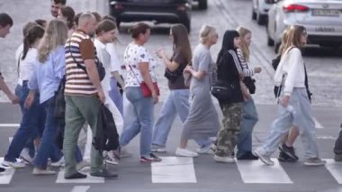 KYIV, UKRAINE 21 Ekim 2024: Yaya geçidindeki kalabalık, ağır çekim