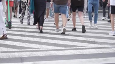 KYIV, UKRAINE 21 Ekim 2024: Yaya geçidindeki kalabalık, ağır çekim