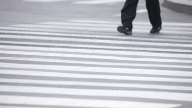 KYIV, UKRAINE 21 Ekim 2024: Yaya geçidindeki kalabalık, ağır çekim