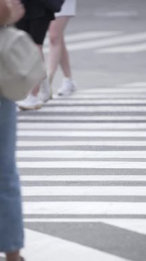 KYIV, UKRAINE 21 Ekim 2024: Yaya geçidindeki bir kalabalığın dikey videosu, yavaş çekim