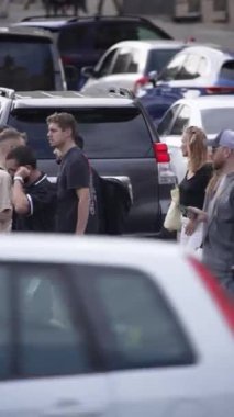 KYIV, UKRAINE 21 Ekim 2024: Yaya geçidindeki bir kalabalığın dikey videosu, yavaş çekim