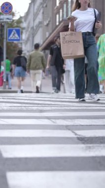 KYIV, UKRAINE 21 Ekim 2024: Yaya geçidindeki bir kalabalığın dikey videosu, yavaş çekim