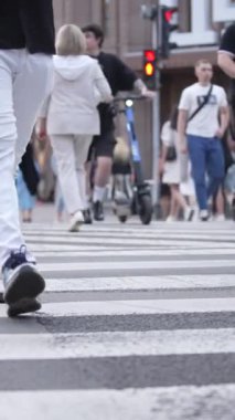 KYIV, UKRAINE 21 Ekim 2024: Yaya geçidindeki bir kalabalığın dikey videosu, yavaş çekim