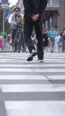 KYIV, UKRAINE 21 Ekim 2024: Yaya geçidindeki bir kalabalığın dikey videosu, yavaş çekim