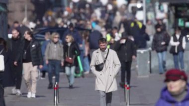 KYIV, UKRAINE - 6 Ekim 2024: Birçok insan sonbaharda yavaş çekimde caddede yürür