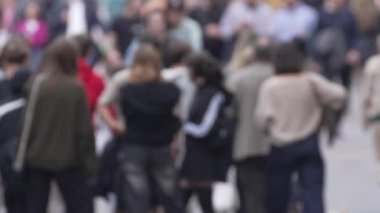 KYIV, UKRAINE - 6 Ekim 2024: Birçok insan sonbaharda yavaş çekimde caddede yürür