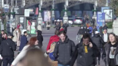 KYIV, UKRAINE - 6 Ekim 2024: Birçok insan sonbaharda yavaş çekimde caddede yürür