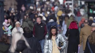 KYIV, UKRAINE - 6 Ekim 2024: Sonbaharda sokaktaki kalabalık, yavaş çekim