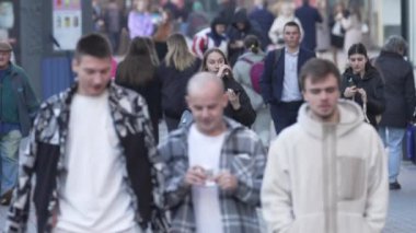 KYIV, UKRAINE - 6 Ekim 2024: Sonbaharda sokaktaki kalabalık, yavaş çekim