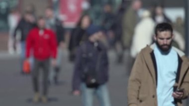 KYIV, UKRAINE - 6 Ekim 2024: Sonbaharda sokaktaki kalabalık, yavaş çekim