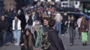 KYIV, UKRAINE - 6 Ekim 2024: Sonbaharda sokaktaki kalabalık, yavaş çekim