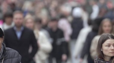 KYIV, UKRAINE - 6 Ekim 2024: Sonbaharda sokaktaki kalabalık, yavaş çekim