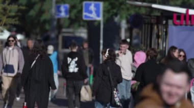 KYIV, UKRAINE - 6 Ekim 2024: Sonbaharda sokaktaki kalabalık, yavaş çekim