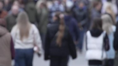 KYIV, UKRAINE - 6 Ekim 2024: Sonbaharda Ukrayna 'nın Kyiv kentinde kalabalık bir cadde