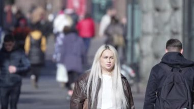 KYIV, UKRAINE - 6 Ekim 2024: Birçok insan sonbaharda yavaş çekimde caddede yürür