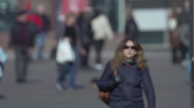 KYIV, UKRAINE - 6 Ekim 2024: Birçok insan sonbaharda yavaş çekimde caddede yürür