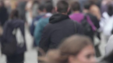 KYIV, UKRAINE - 6 Ekim 2024: Birçok insan sonbaharda yavaş çekimde caddede yürür