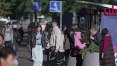 KYIV, UKRAINE - 6 Ekim 2024: Birçok insan sonbaharda yavaş çekimde caddede yürür