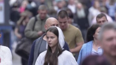 KYIV, UKRAINE - 6 Ekim 2024: Sonbaharda Ukrayna 'nın Kyiv kentinde kalabalık bir cadde