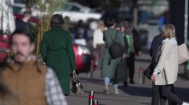 KYIV, UKRAINE - 6 Ekim 2024: Sonbaharda Ukrayna 'nın Kyiv kentinde kalabalık bir cadde