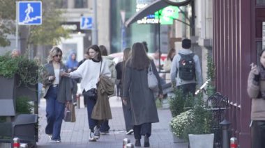 KYIV, UKRAINE - 6 Ekim 2024: Sonbaharda Ukrayna 'nın Kyiv kentinde kalabalık bir cadde