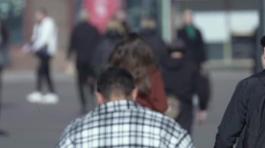 KYIV, UKRAINE - 6 Ekim 2024: Sonbaharda Ukrayna 'nın Kyiv kentinde kalabalık bir cadde