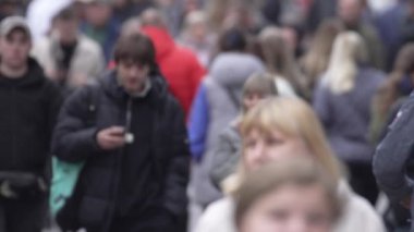 KYIV, UKRAINE - 6 Ekim 2024: Sonbaharda Ukrayna 'nın Kyiv kentinde kalabalık bir cadde