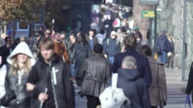 KYIV, UKRAINE - 6 Ekim 2024: Sonbaharda Ukrayna 'nın Kyiv kentinde kalabalık bir cadde