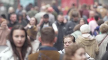 KYIV, UKRAINE - 6 Ekim 2024: Sonbaharda Ukrayna 'nın Kyiv kentinde kalabalık bir cadde