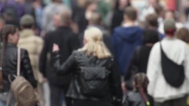 KYIV, UKRAINE - 6 Ekim 2024: Sonbaharda Ukrayna 'nın Kyiv kentinde kalabalık bir cadde