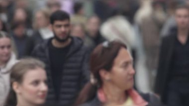 KYIV, UKRAINE - 6 Ekim 2024: İnsanlar sonbaharda cadde boyunca ağır çekimde yürürler