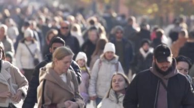 KYIV, UKRAINE - 6 Ekim 2024: İnsanlar sonbaharda cadde boyunca ağır çekimde yürürler