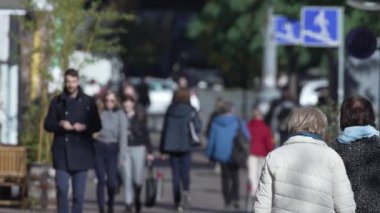 KYIV, UKRAINE - 6 Ekim 2024: İnsanlar sonbaharda cadde boyunca ağır çekimde yürürler