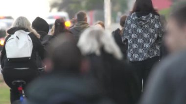 KYIV, UKRAINE - 6 Ekim 2024: İnsanlar sonbaharda cadde boyunca ağır çekimde yürürler