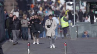 KYIV, UKRAINE - 6 Ekim 2024: İnsanlar sonbaharda cadde boyunca ağır çekimde yürürler