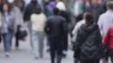 KYIV, UKRAINE - 6 Ekim 2024: İnsanlar sonbaharda cadde boyunca ağır çekimde yürürler