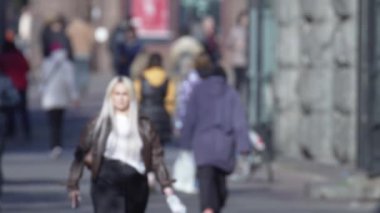 KYIV, UKRAINE - 6 Ekim 2024: Birçok insan sonbaharda yavaş çekimde caddede yürür