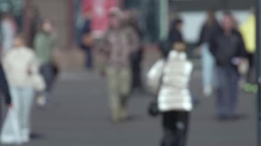 KYIV, UKRAINE - 6 Ekim 2024: Birçok insan sonbaharda yavaş çekimde caddede yürür