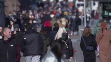 KYIV, UKRAINE - 6 Ekim 2024: Birçok insan sonbaharda yavaş çekimde caddede yürür