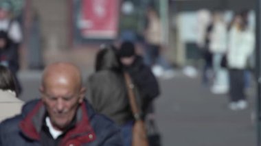 KYIV, UKRAINE - 6 Ekim 2024: Birçok insan sonbaharda yavaş çekimde caddede yürür