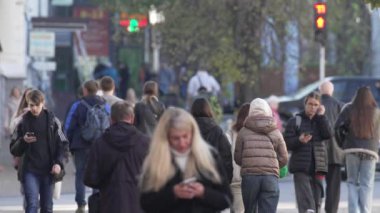 KYIV, UKRAINE - 6 Ekim 2024: Birçok insan sonbaharda yavaş çekimde caddede yürür