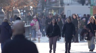 KYIV, UKRAINE - 6 Ekim 2024: Birçok insan sonbaharda yavaş çekimde caddede yürür